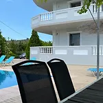 Georgia With Pool Athíkia