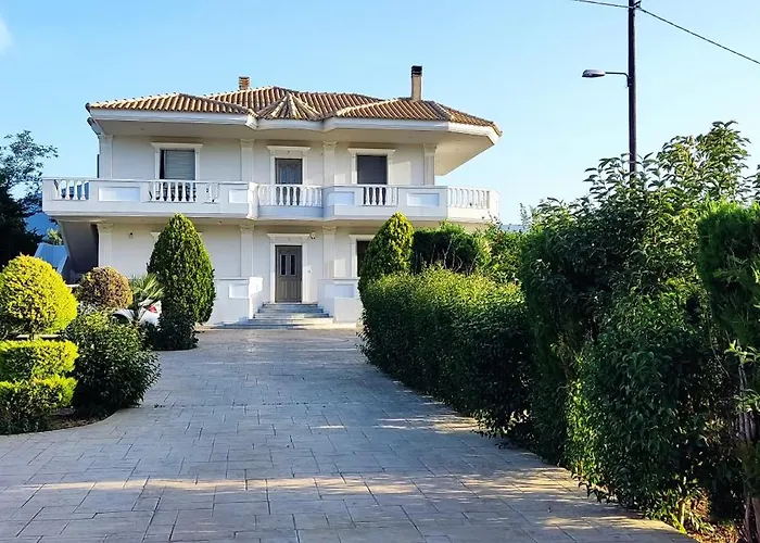 Georgia With Pool Athíkia
